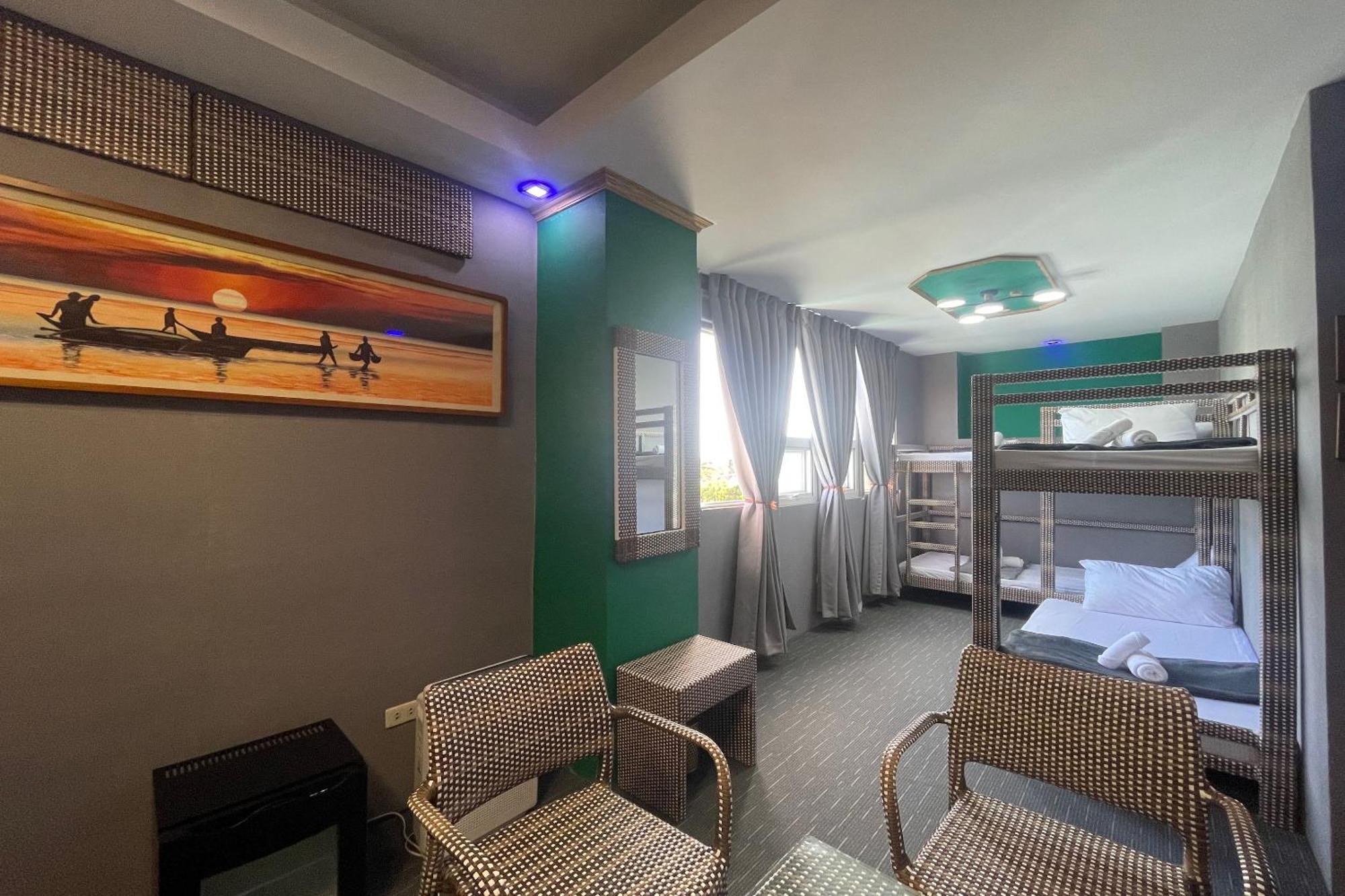 Attic Capsule Hotel Marigondon  Экстерьер фото