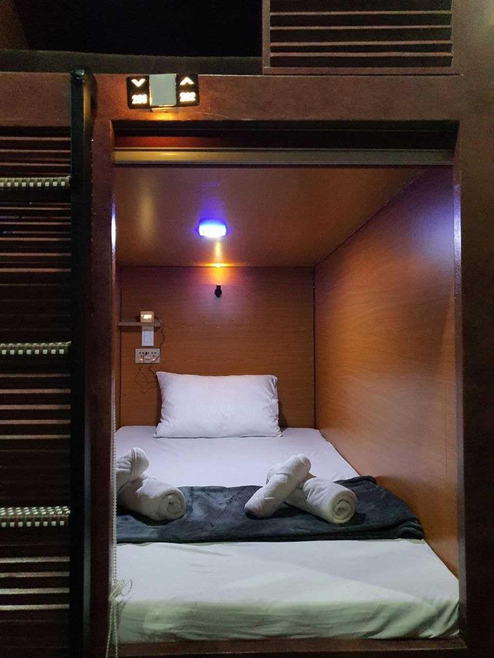 Attic Capsule Hotel Marigondon  Экстерьер фото