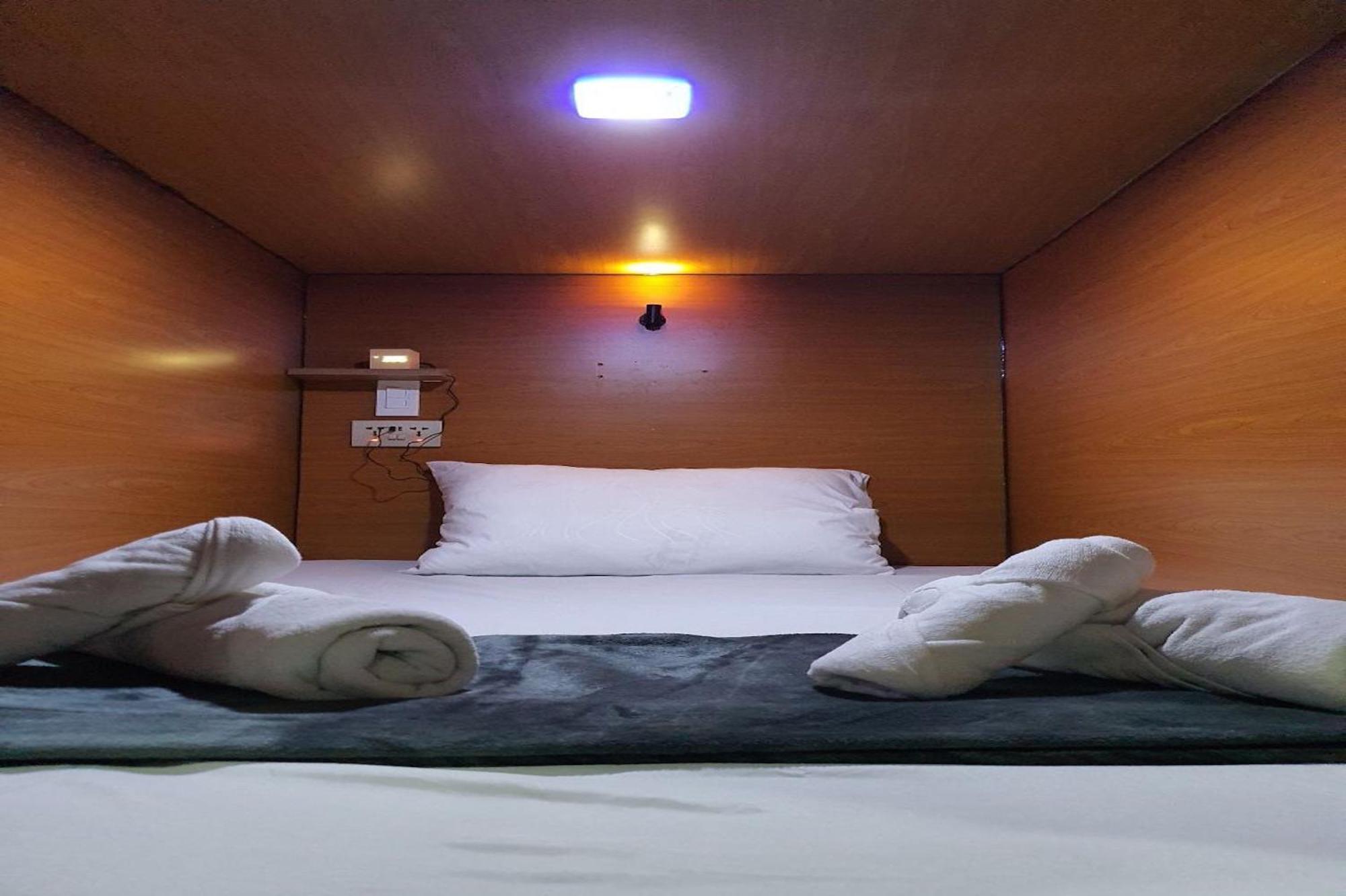 Attic Capsule Hotel Marigondon  Экстерьер фото