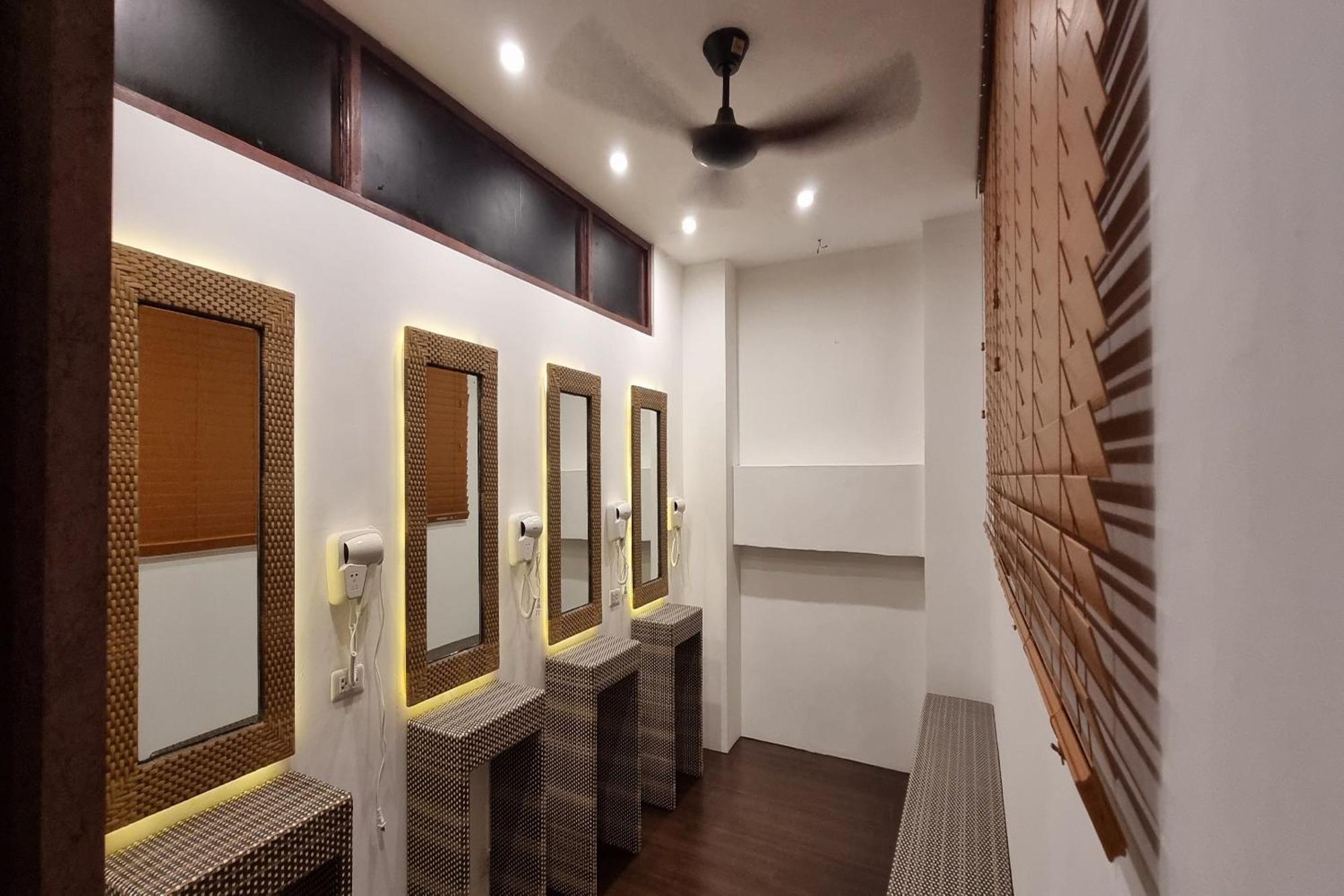 Attic Capsule Hotel Marigondon  Экстерьер фото