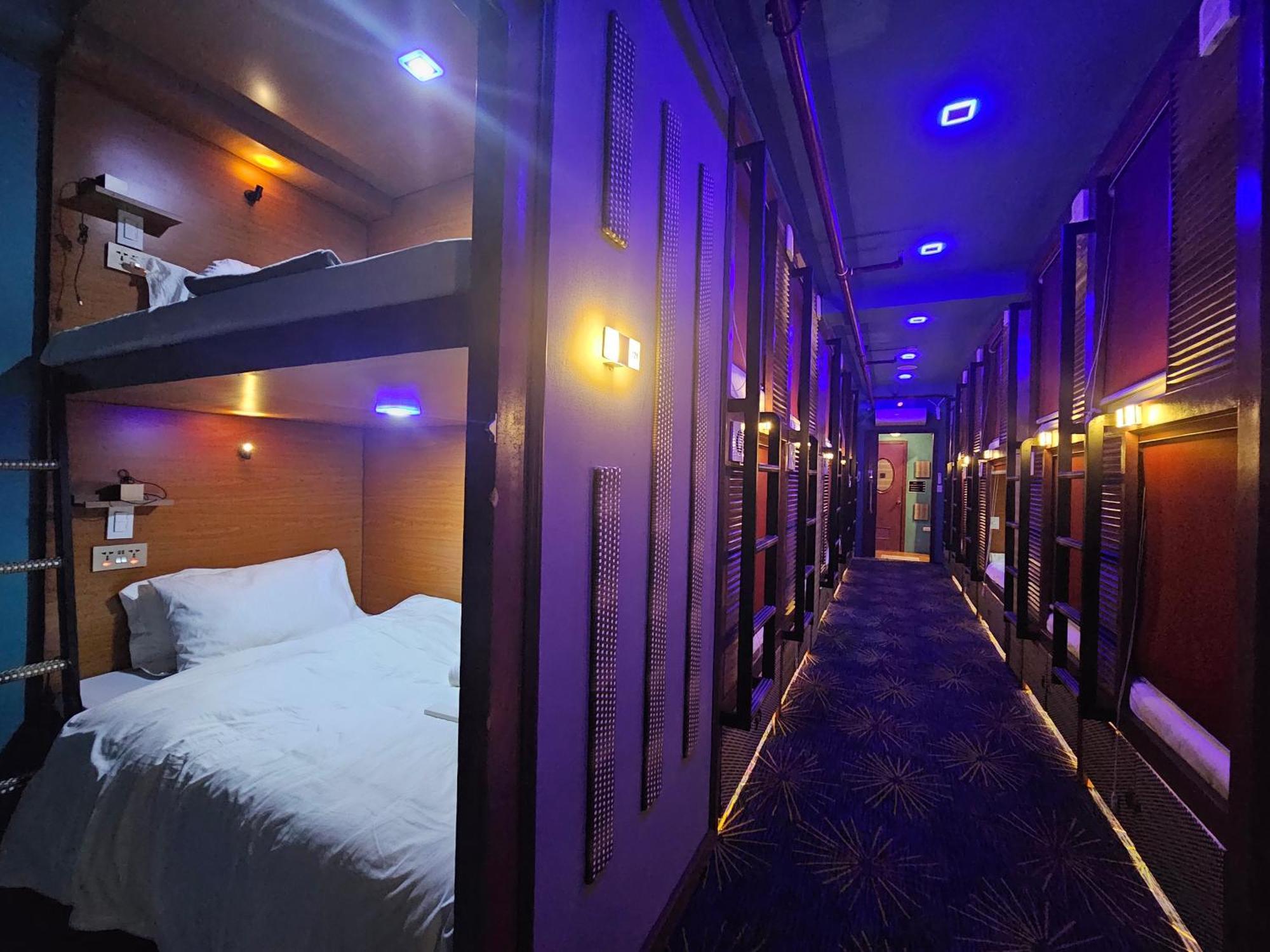 Attic Capsule Hotel Marigondon  Экстерьер фото